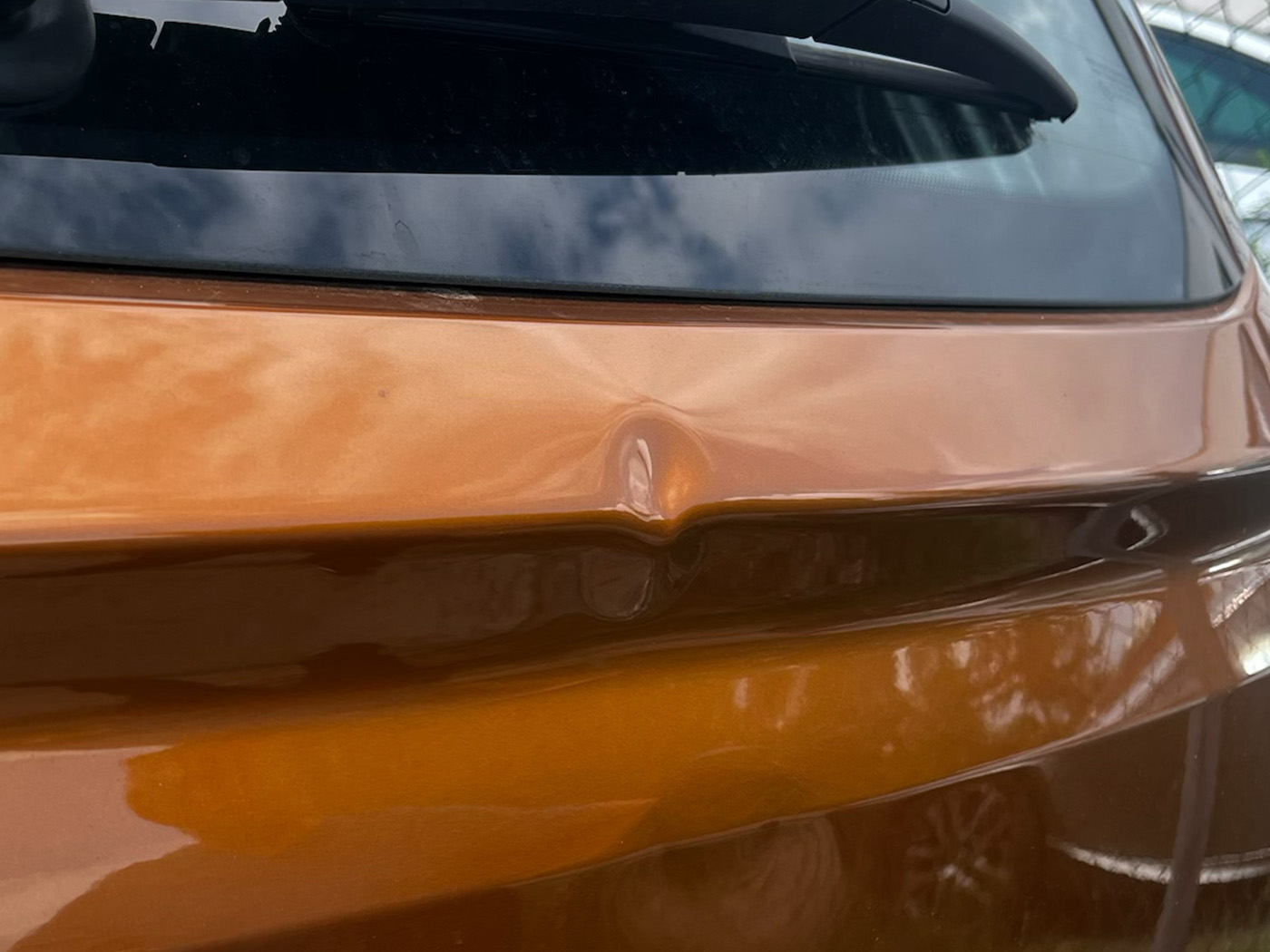 Uszkodzenie parkingowe — przed naprawą PDR